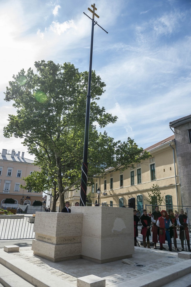A helyreállított Országzászló és Trianon-emlékmű Székes